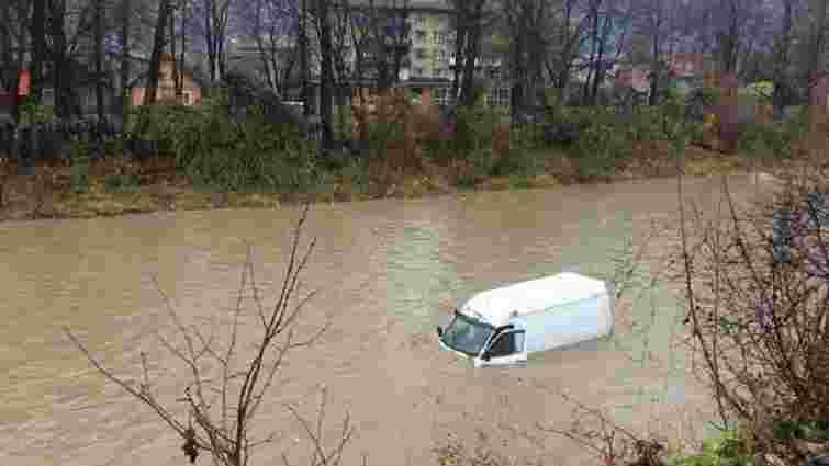 На Закарпатті автомобіль злетів з дороги у річку, водій вижив