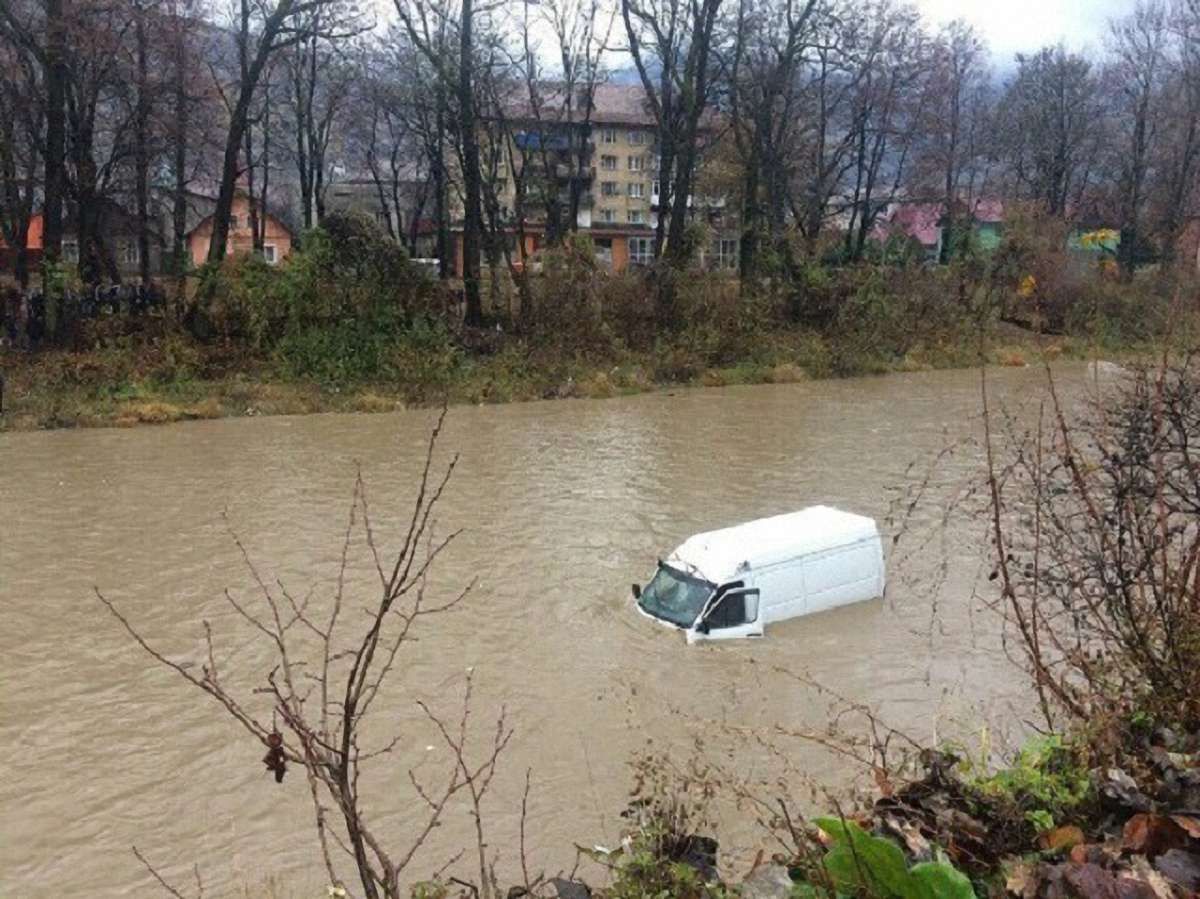 На Закарпатті автомобіль злетів з дороги у річку, водій вижив