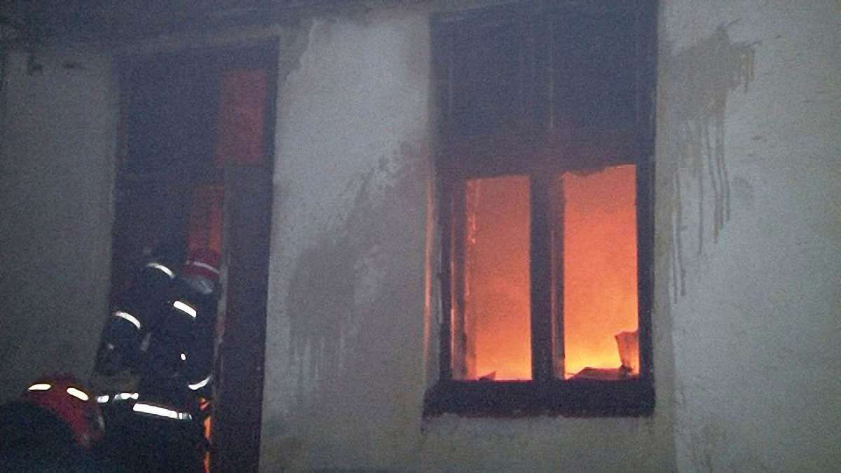 У центрі Львова виникла пожежа в житловому будинку