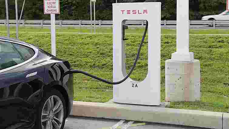 У наступному році Tesla Motors введе плату за користування електрозаправками