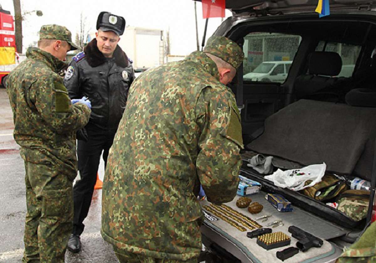 На Хмельниччині затримали автомобіль іноземців зі зброєю та боєприпасами