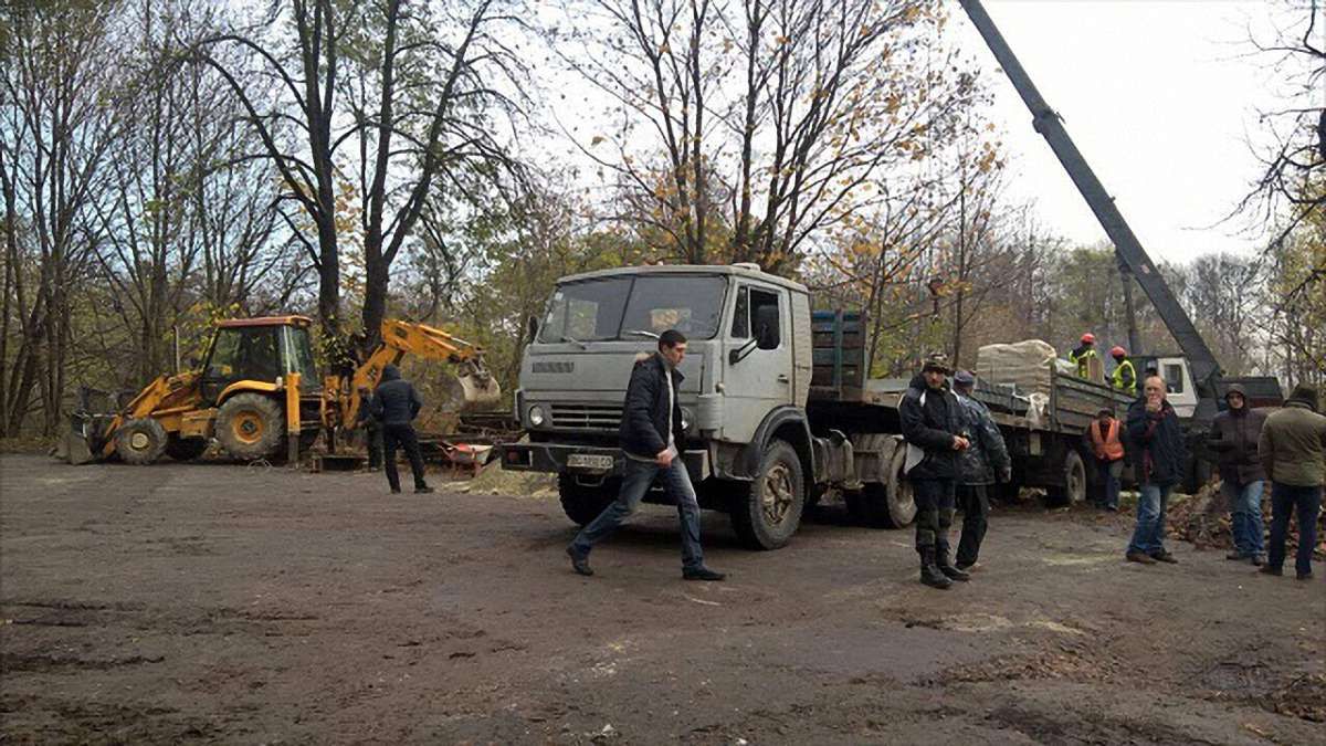 Біля парку «Знесіння» розпочали самочинне будівництво