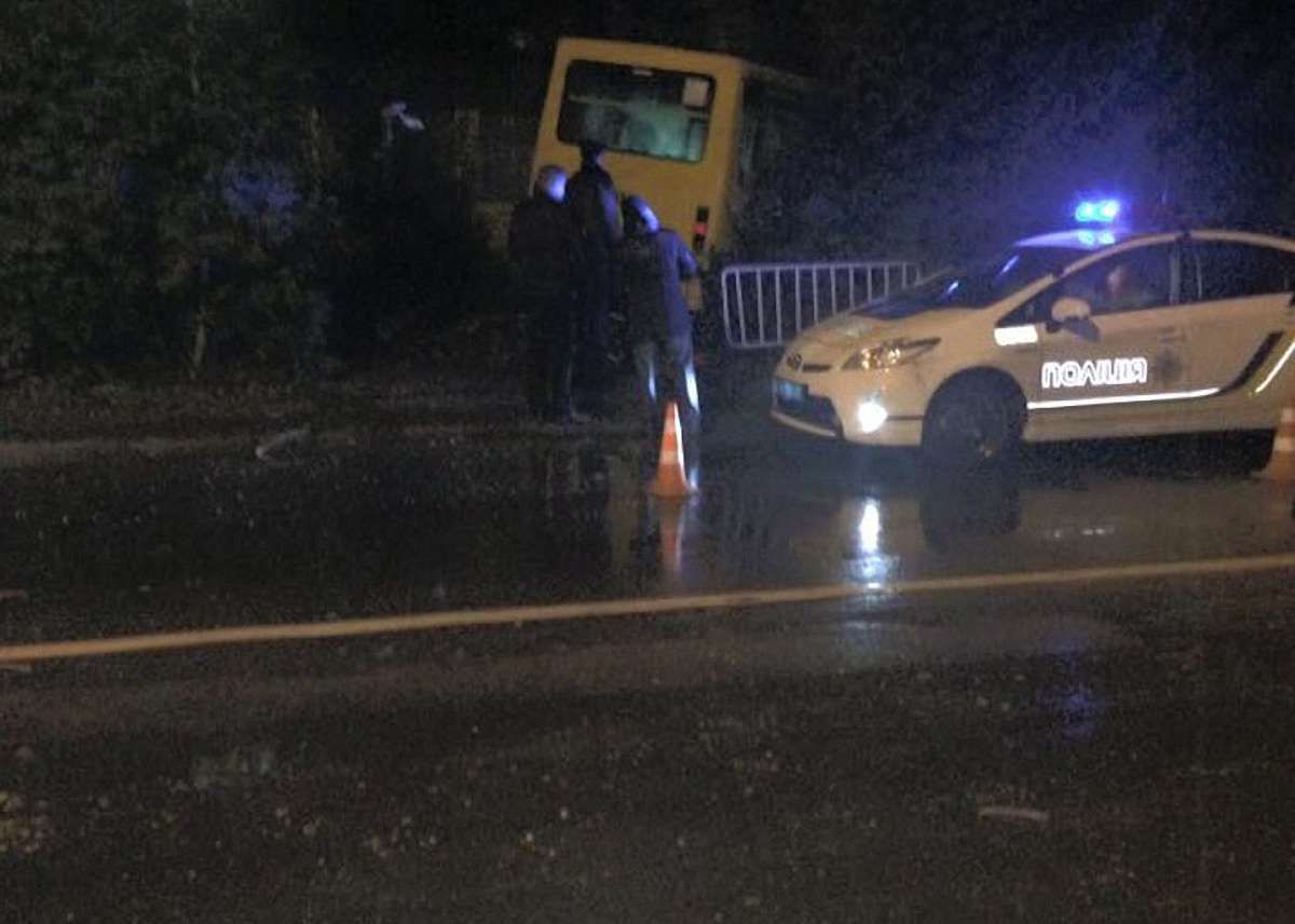 Внаслідок зіткнення маршрутки і позашляховика у Львові постраждали троє людей