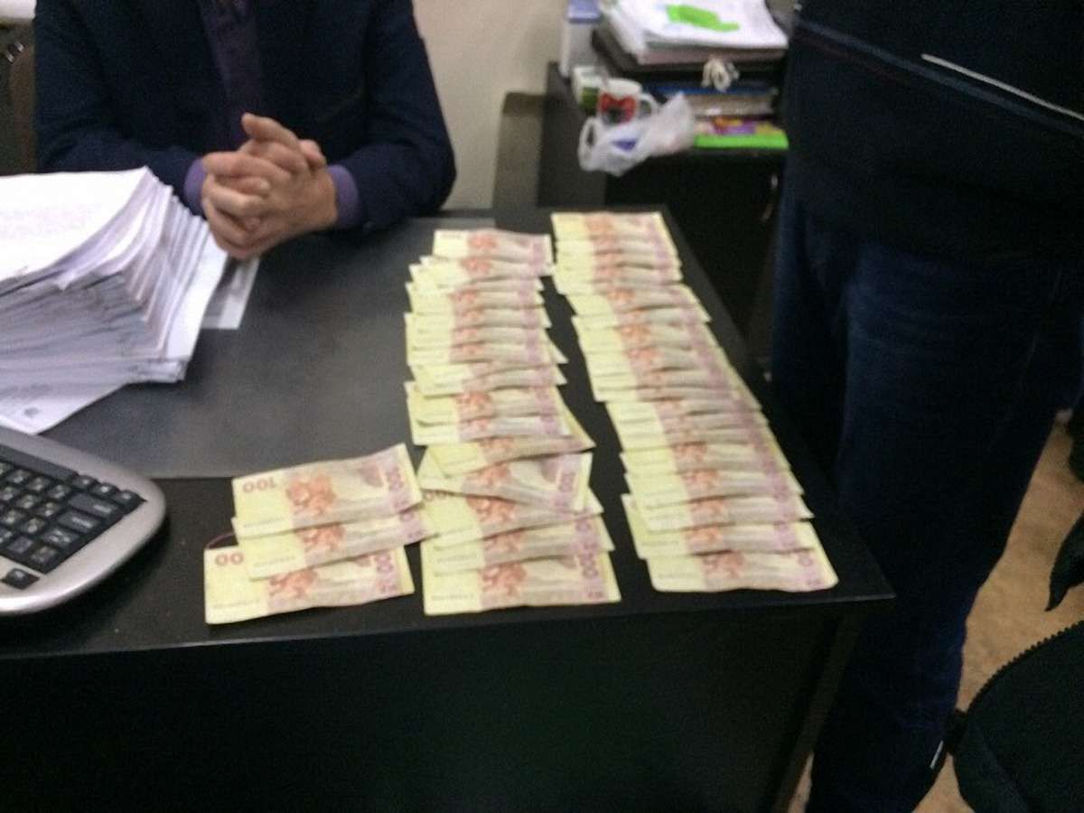 У Хмельницькому на хабарі затримали заступника начальника управління архітектури міськради