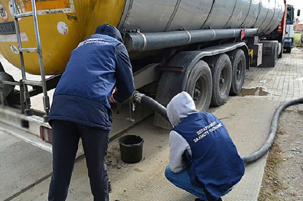 У Чернівецькій області правоохоронці вилучили фальсифіковане паливо на ₴2 млн