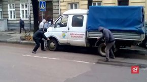 Група невідомих у масках демонстративно напала на автомобіль «Львівгазу»