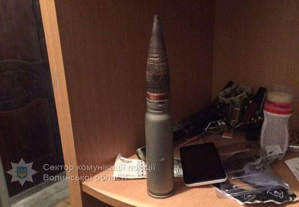 На Волині чиновник вимагав від забудовників хабарі і зберігав у квартирі зброю