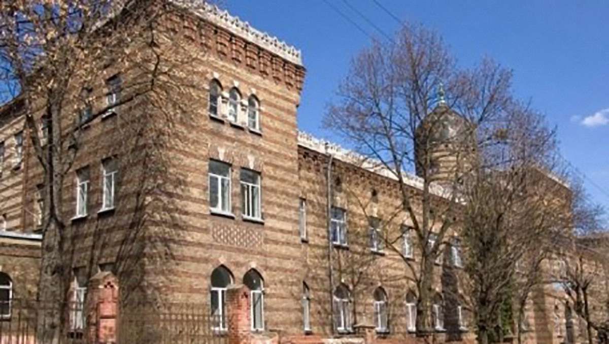 Через підозру у причетності до смерті дитини лікарю заборонили покидати Львів
