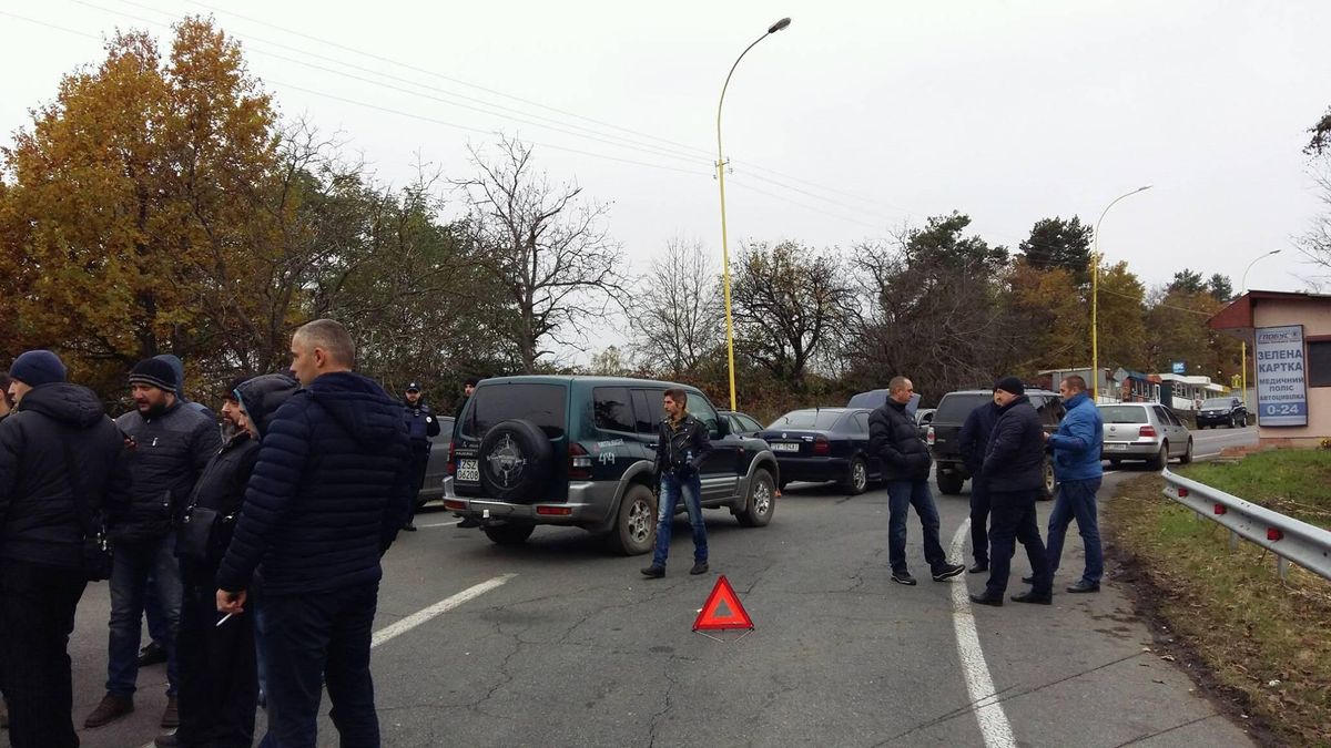На Закарпатті власники авто з іноземною реєстрацією заблокували кордон