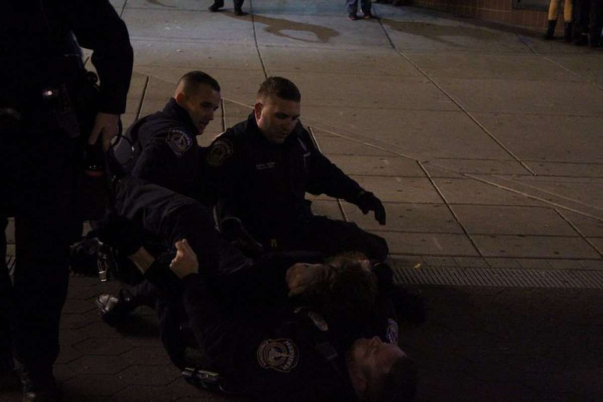 В американському Індіанаполісі на мітингу проти Трампа постраждали двоє поліцейських