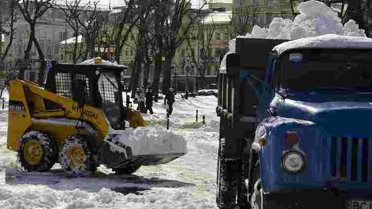 У Львові понад 60 машин очищають вулиці від снігу