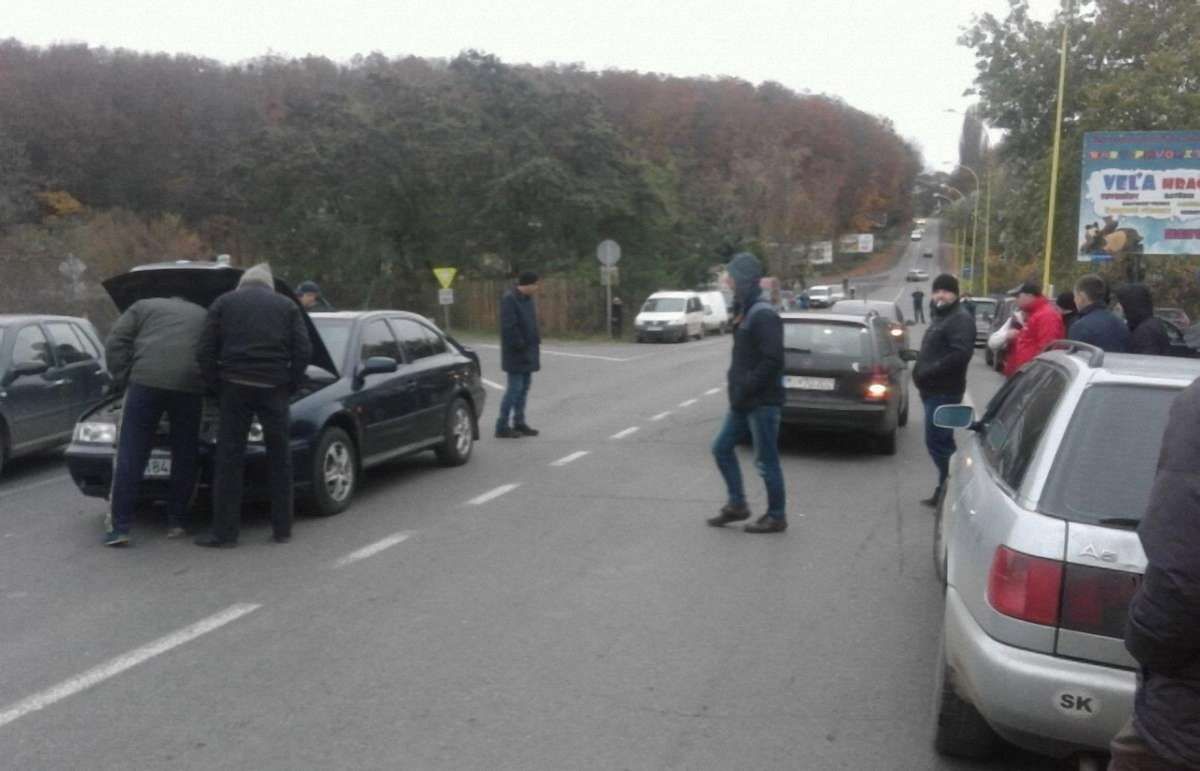 На Закарпатті продовжують блокувати пункти пропуску на кордоні з Румунією і Словаччиною