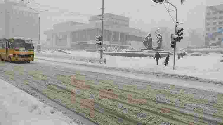 Через снігопади в Івано-Франківській області скасували навчання у школах