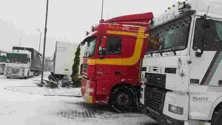 Через погодні умови у Львів заборонили заїзд вантажівок