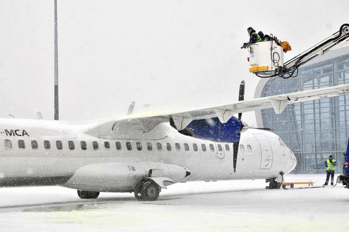 Через снігопади у аеропорту «Львів» скасували п’ять авіарейсів