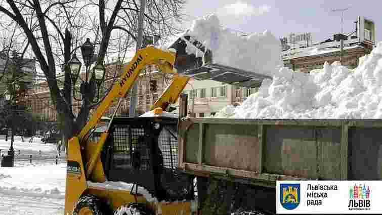 Майже 100 снігоочисних машин прибирали вулиці Львова