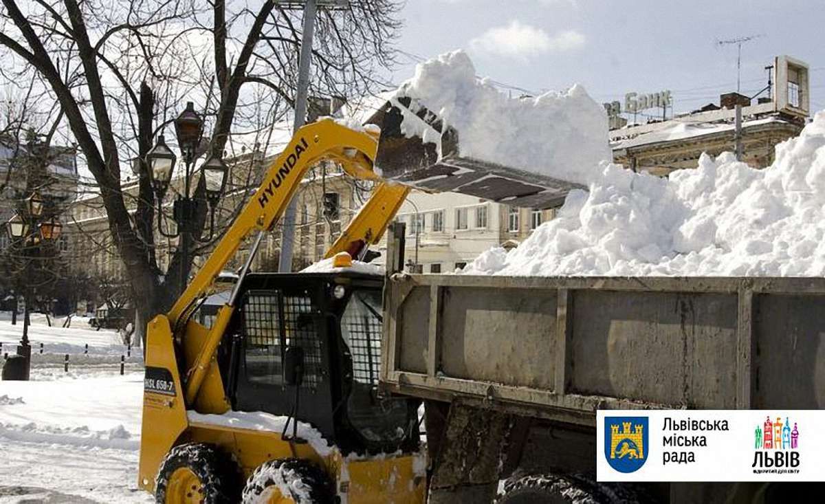 Майже 100 снігоочисних машин прибирали вулиці Львова