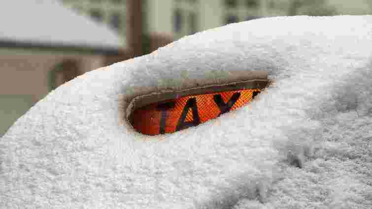 Через снігопади львівські таксисти офіційно підняли ціни