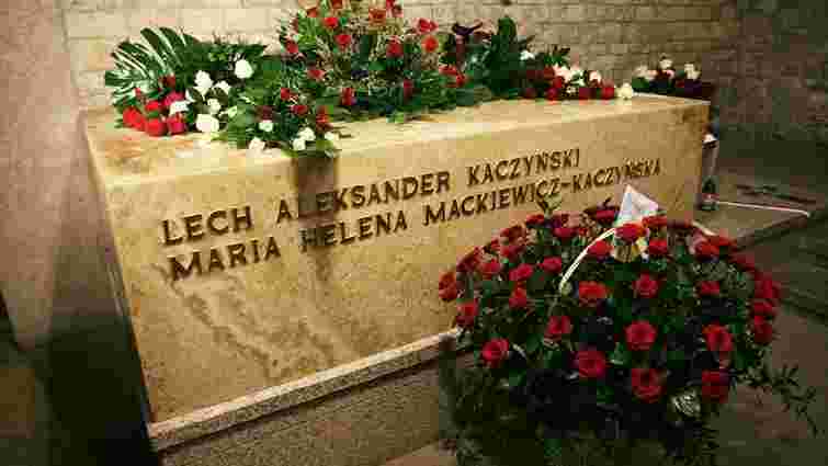 У Кракові провели ексгумацію останків президентського подружжя Качинських