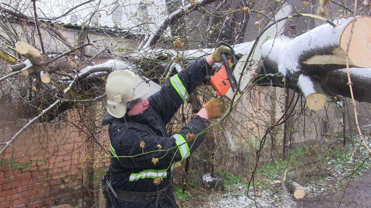 В Україні через негоду залишаються знеструмленими 128 населених пунктів