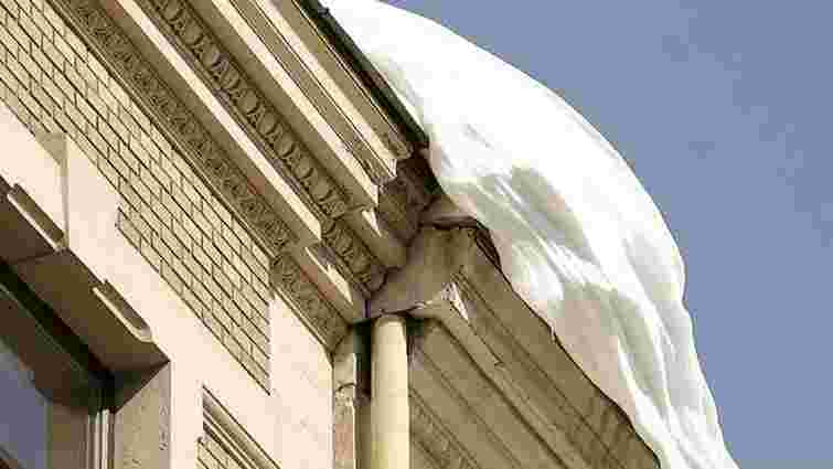 У Львові комунальники чистять дахи від снігу і бурульок