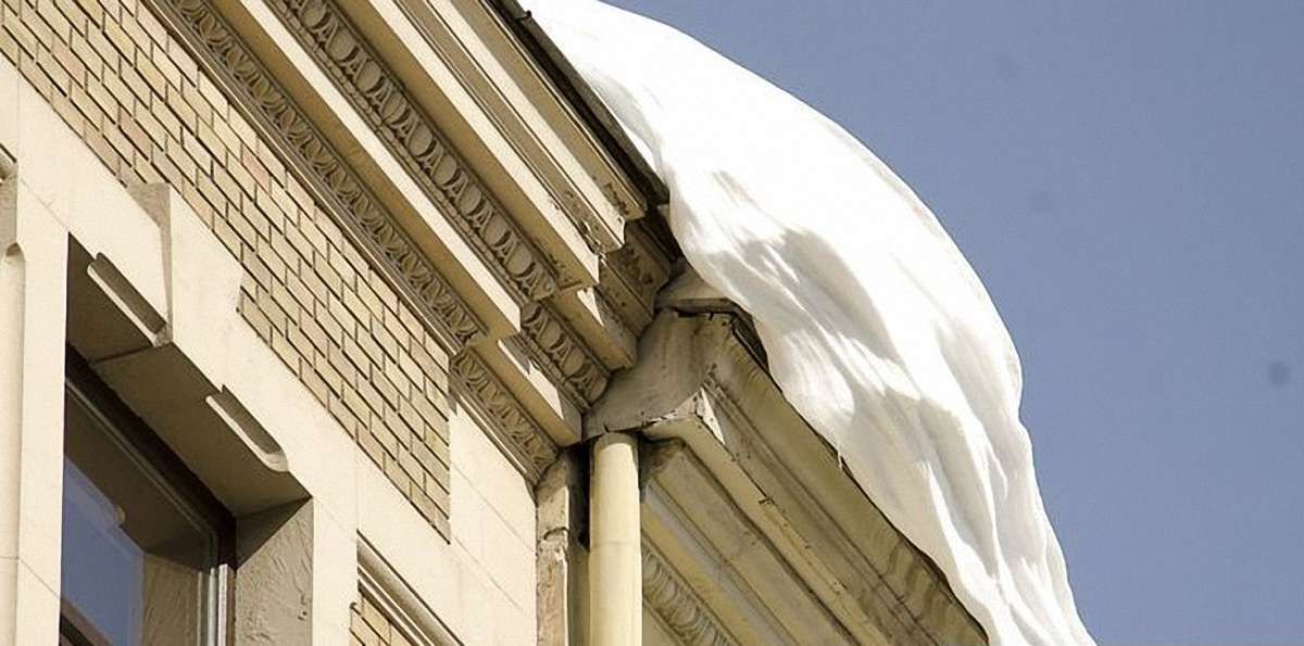 У Львові комунальники чистять дахи від снігу і бурульок