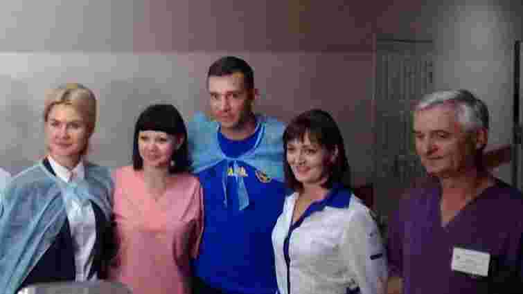 Андрій Шевченко разом із гравцями збірної відвідав воїнів АТО у Харкові