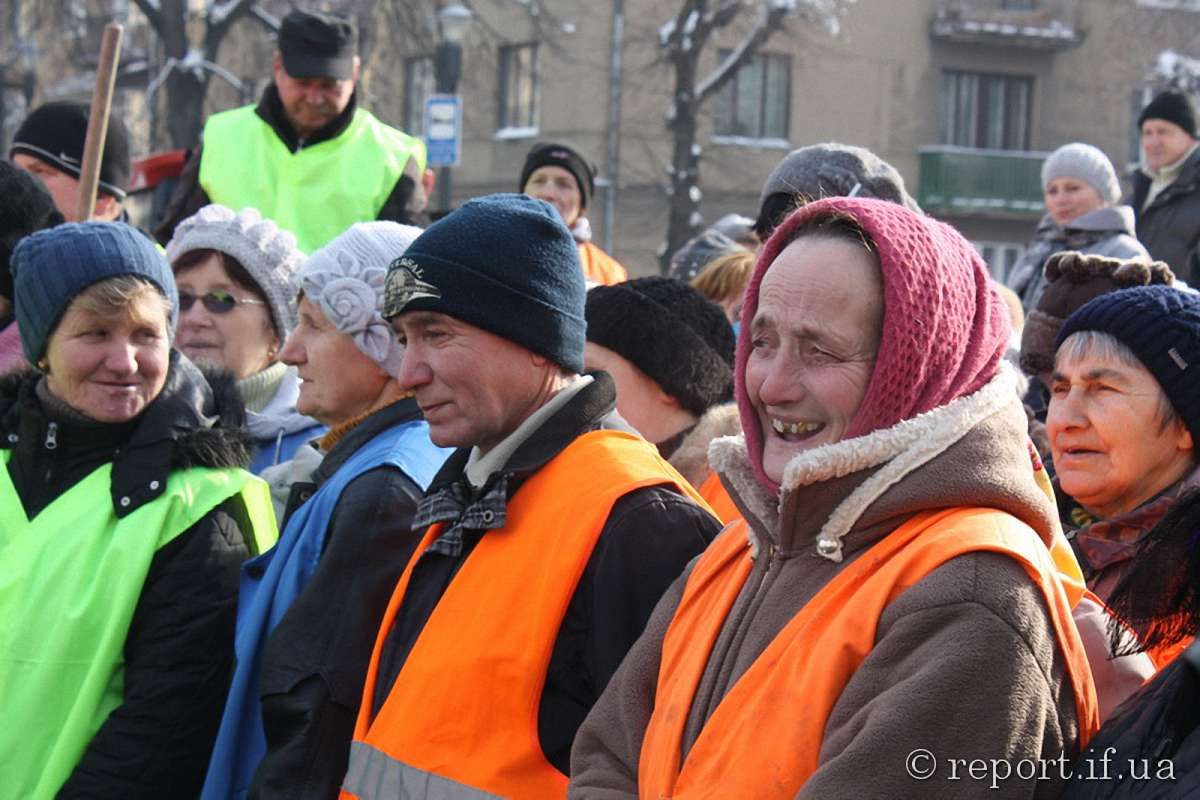Мер Івано-Франківська зібрав перед ратушею усіх комунальників, щоб показати городянам