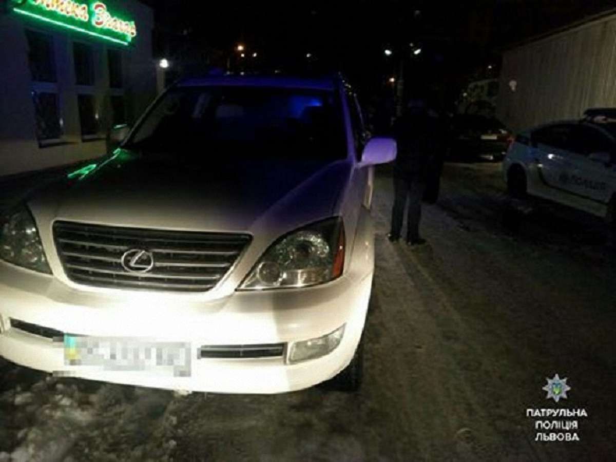 Львівська поліція з погонею затримала п’яного водія Lexus, який викрав 17-літню дівчину