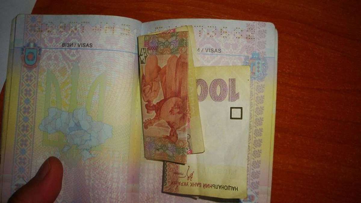 Львівським прикордонникам тричі за добу пропонували хабарі за проїзд кордону без черги