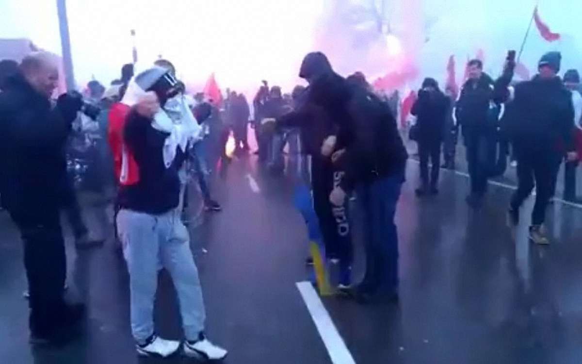 Варшавська прокуратура з’ясовує, чи справді був спалений прапор України