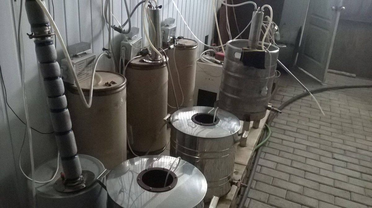 Поблизу Маріуполя виявили цех з виготовлення контрафактного алкоголю