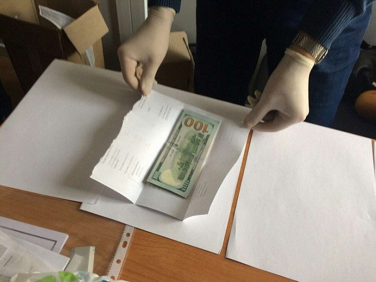 У Хмельницькому затримали зловмисників, які вимагали гроші в інтересах посадовців ДАБІ