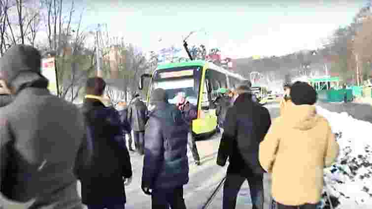 Кілька десятків протестувальників перекрили дорогу під час першого рейсу трамвая на Сихів