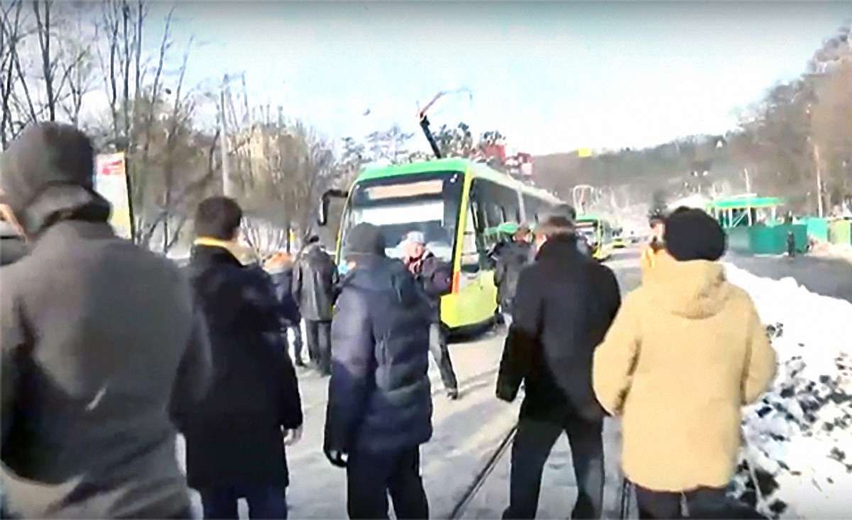 Кілька десятків протестувальників перекрили дорогу під час першого рейсу трамвая на Сихів
