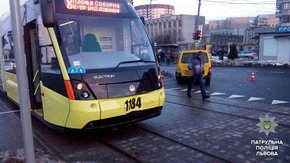 Новий львівський «Електрон» потрапив у першу ДТП на Сихові