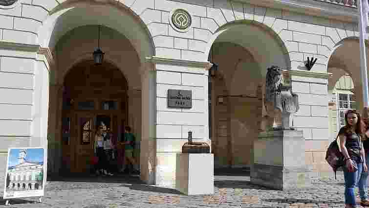 На площі Ринок встановлять бронзовий макет Львівської ратуші