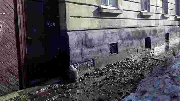 З будинку єврейської громади в центрі Львова обвалився карниз