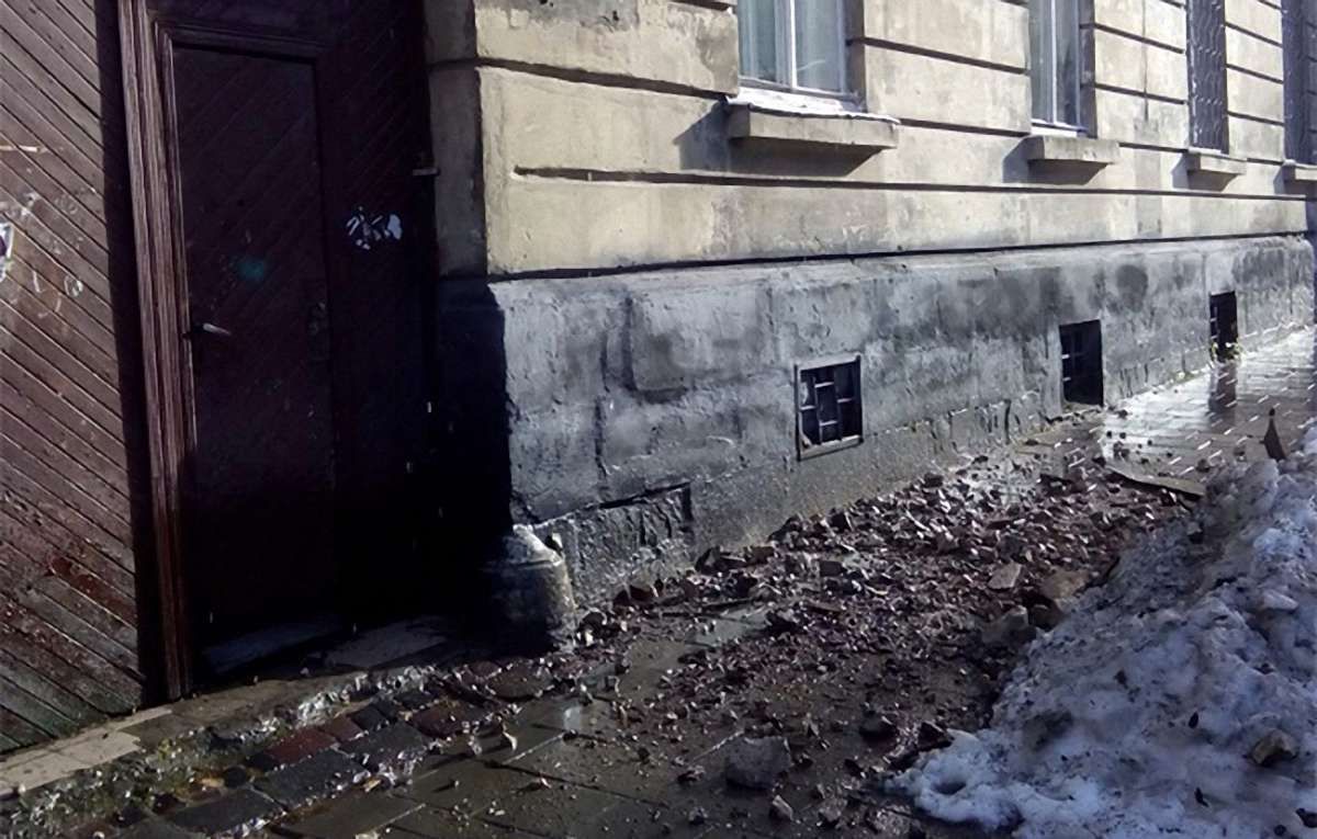З будинку єврейської громади в центрі Львова обвалився карниз