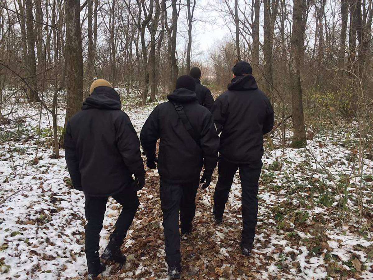 У лісі біля Харкова знайшли схованку зі зброєю місцевих диверсантів