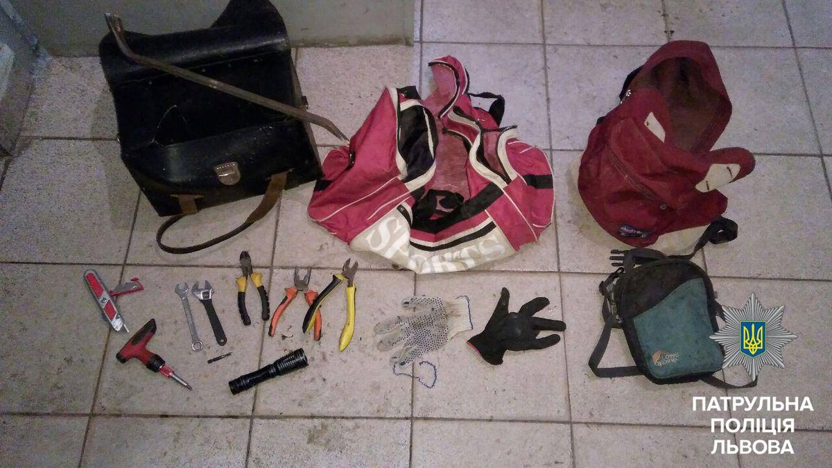 У Львові патрульні затримали підозрюваних у крадіжках номерних знаків
