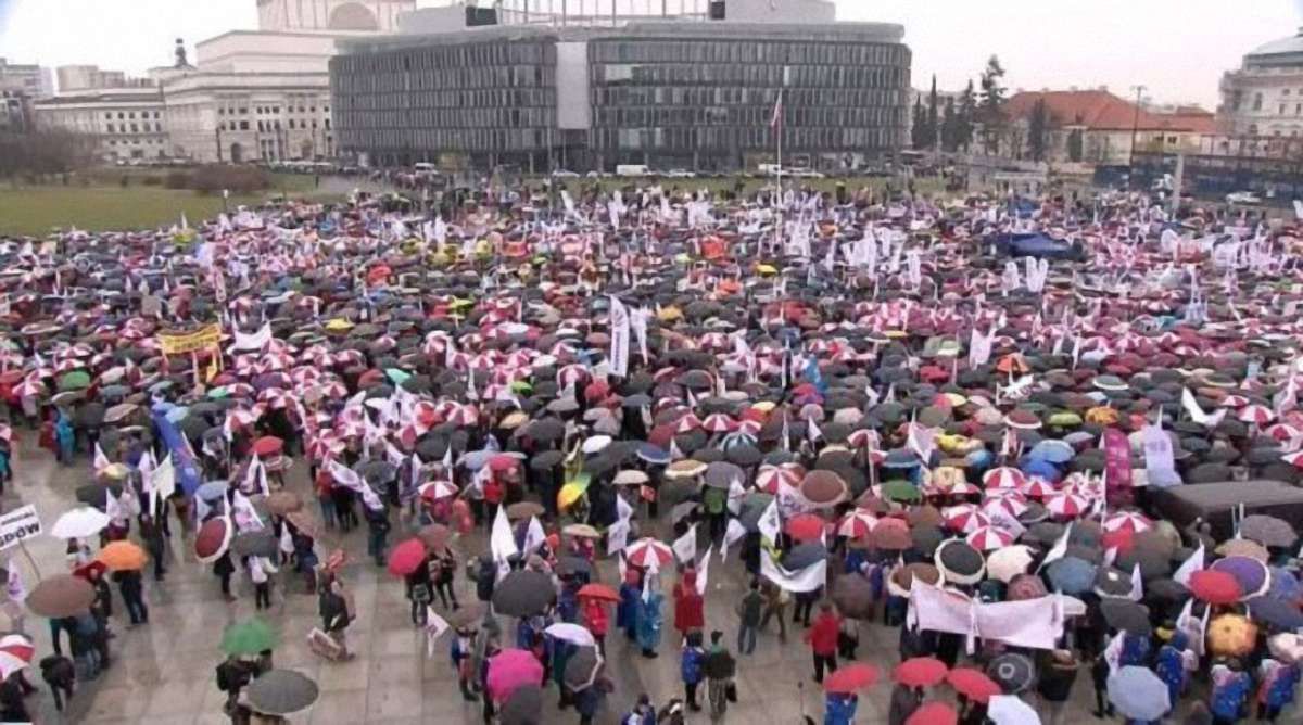 У Польщі тисячі людей вийшли на протести проти освітньої реформи