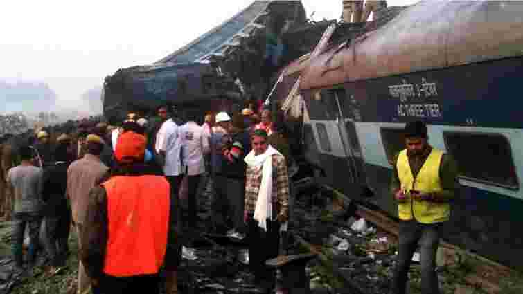 У масштабній залізничній катастрофі в Індії загинули майже 100 людей