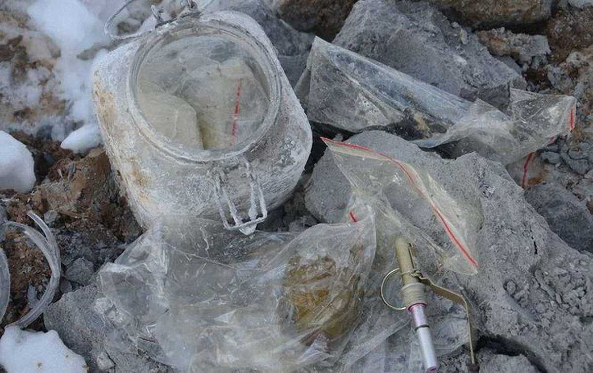 В околицях Івано-Франківська виявили надійно запаковані схованки зі зброєю