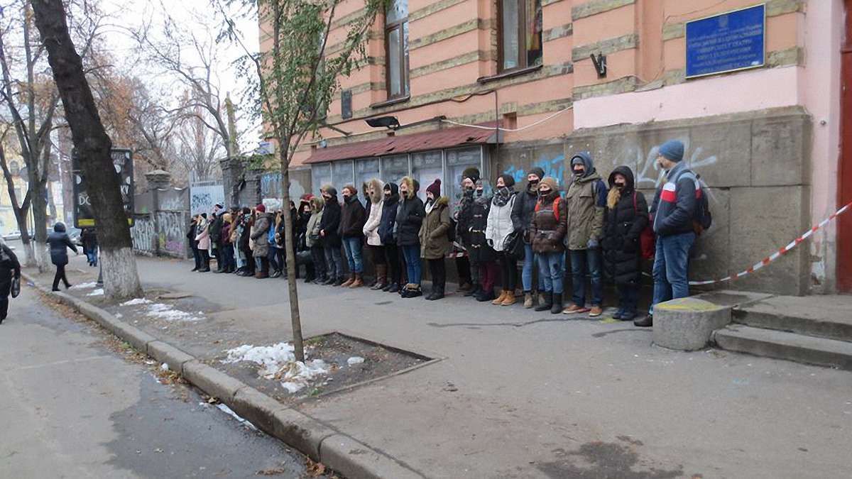 Майбутні актори та режисери протестують проти поганих умов навчання