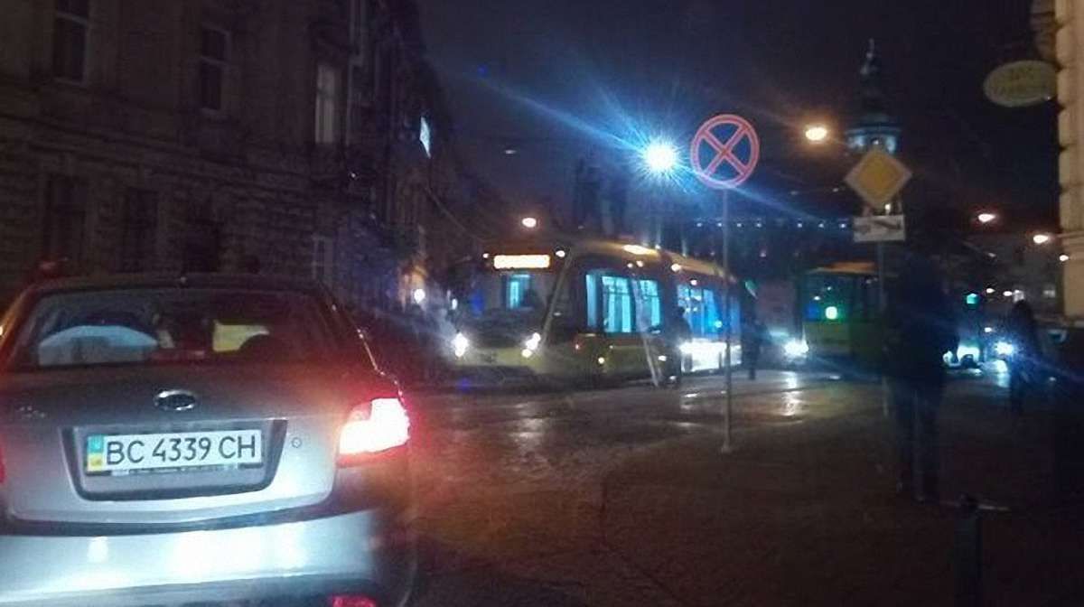 У центрі Львова через відсутність струму зупинився весь електротранспорт