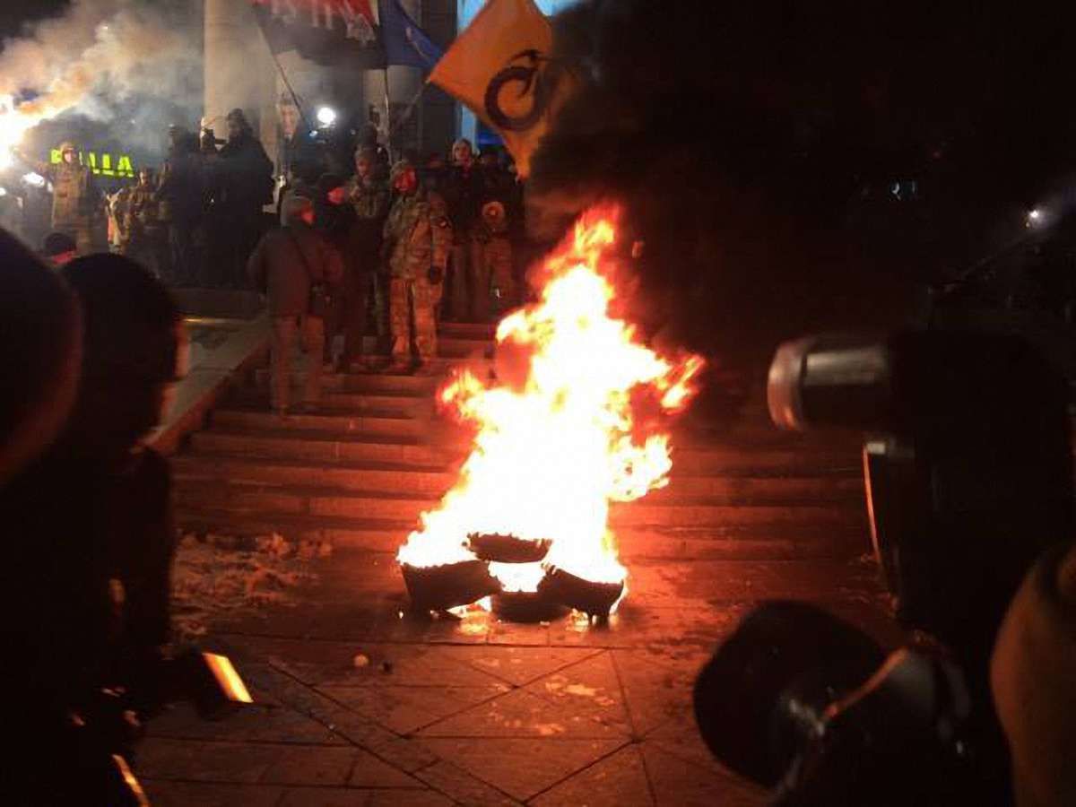 На Майдані відбулися сутички з правоохоронцями через спробу запалити шини