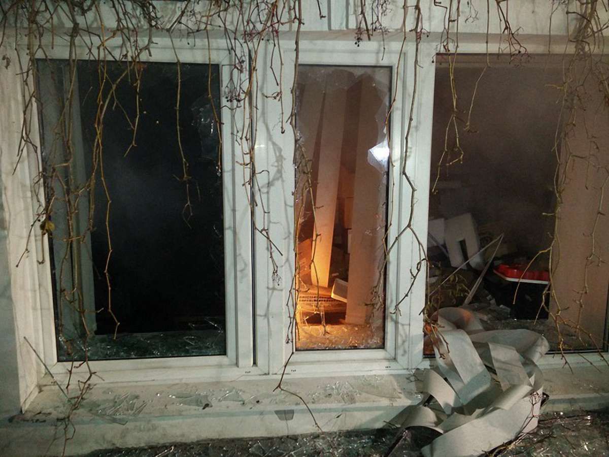 У Києві побили вікна в офісі Медведчука та «Сбербанку»