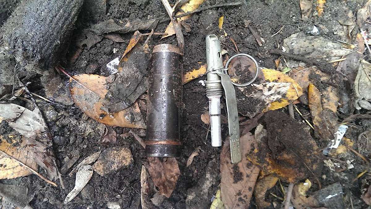 У дворі в центрі Львова виявили закопані боєприпаси
