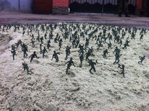 Перед російським консульством у Львові виставили тисячу «зелених чоловічків»